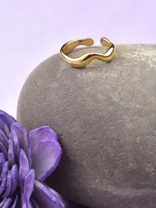 SOHI Gold-Plated & Design Detailed Finger Ring