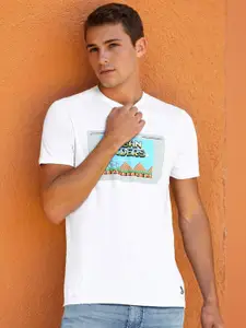 Lee Men White Graphic Printed Slim Fit T-shirt