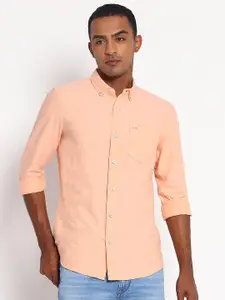 Lee Men Peach-Coloured Classic Chambray Slim Fit Casual Shirt