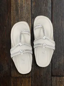 THE MADRAS TRUNK Men White Kolhapuris Comfort Sandals