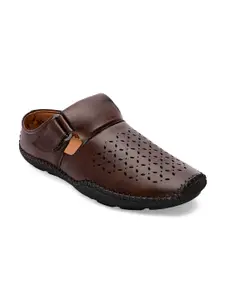 INVICTUS Men Brown Shoe-Style Sandals