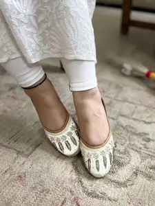 DESI COLOUR Women Off White Ethnic Mojaris Flats