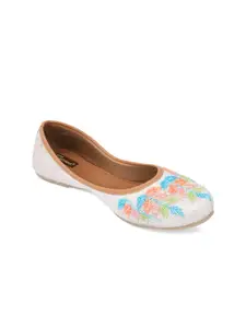 DESI COLOUR Women Multicoloured Embellished Ethnic Mojaris with Embroidered Flats