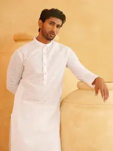 SOJANYA Men White Geometric Chikankari Kurta