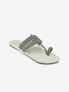 THE MADRAS TRUNK Women White Textured One Toe Flats