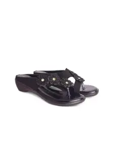XE Looks Women Black Flats