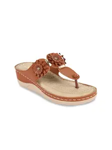 XE Looks Women Tan Flats