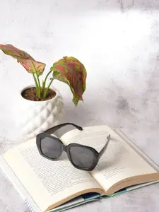 HAUTE SAUCE by  Campus Sutra HAUTE SAUCE by Campus Sutra Women Black Lens & Black Oversized Sunglass SS22_HSSG1050