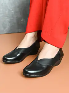 XE Looks Black Wedge Pumps