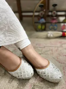 DESI COLOUR Women White Ethnic Mojaris