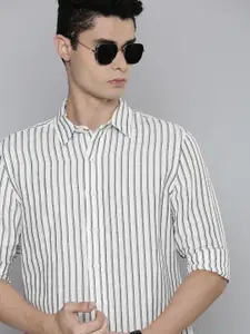 Levis Men White & Black Slim Fit Striped Casual Shirt