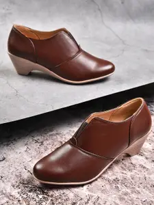 VALIOSAA Women Brown Solid Boots