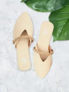 THE MADRAS TRUNK Women Off White Mules Flats