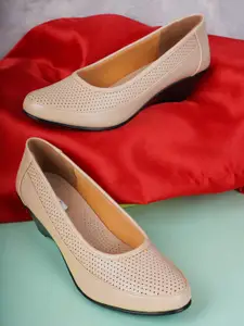 ELLE Women  Cream-Coloured Textured Wedge Pumps
