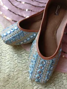 DESI COLOUR Women Embroidered Ethnic Mojaris