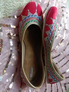 DESI COLOUR Women Red Embellished Ethnic Mojaris Flats