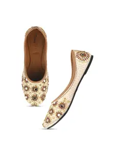 DESI COLOUR Women Embellished Ethnic Mojaris Flats