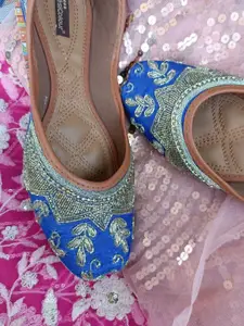 DESI COLOUR Women Embellished Ethnic Mojaris Flats