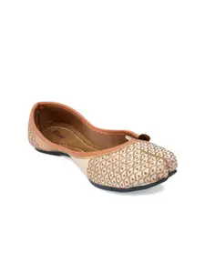 DESI COLOUR Women Embellished Ethnic Mojaris Flats
