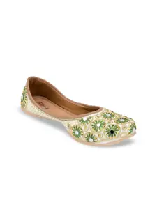 DESI COLOUR Women Embellished Ethnic Mojaris Flats