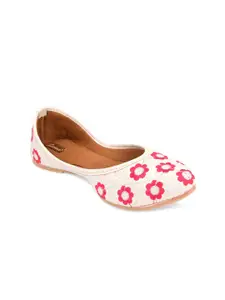 DESI COLOUR Women Embellished Ethnic Mojaris Flats