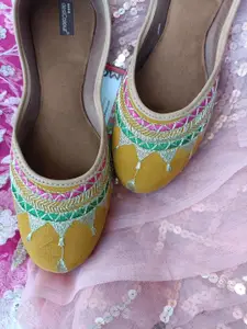 DESI COLOUR Women Embellished Ethnic Mojaris Flats