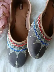 DESI COLOUR Women Embellished Ethnic Mojaris Flats