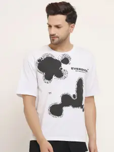 EVERDION Men White & Black Printed Drop-Shoulder Sleeves Bio Finish Oversized T-shirt