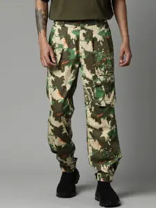 Breakbounce Men Olive Green Camouflage Printed Cotton Relaxed Loose Fit Cargos Trousers