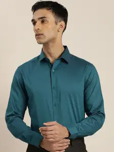 INVICTUS Men Solid Slim Fit Semiformal Shirt