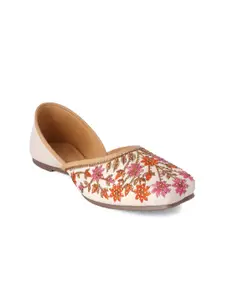 Style Shoes Women Cream-Coloured Printed Mojaris Flats
