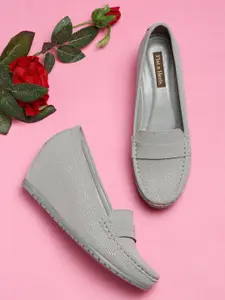 Flat n Heels Women Grey Textured Loafers