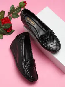 Flat n Heels Women Black Woven Design Loafers