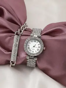 HAUTE SAUCE by  Campus Sutra Women Silver Metal Watch &  Bracelet Gift Set AW22_HSWB5029
