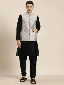 SOJANYA Men Black Kurta with Churidar