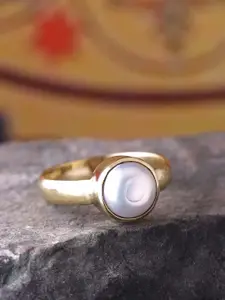 Voylla Men Gold-Plated White Pearl-Studded Ratti Ashtadhatu Rashi Ratna Finger Ring