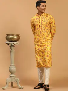 VASTRAMAY Men Mustard Yellow Floral Printed Gotta Patti Kurta with Pyjamas