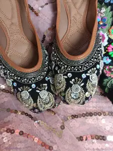 DESI COLOUR Women Embellished Ethnic Mojaris Flats