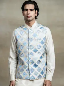 Tasva Men All Over Thread Embroidered Kurta Bundi Set