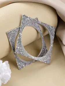 Jazz and Sizzle Woman Set of 2 Silver-Plated Oxidised Bangles
