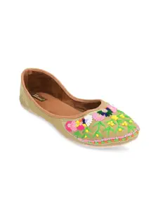 DESI COLOUR Women Embellished Ethnic Mojaris with Embroidered Flats