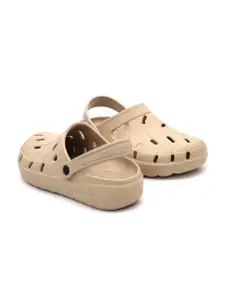 Red Tape Men Rubber Self Design Clogs