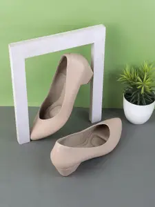 Mochi Women Block heels Pumps