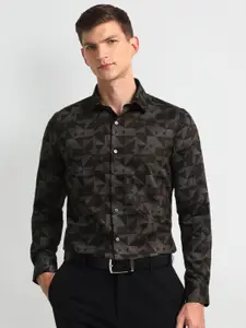 Arrow Men Classic Spread Collar Geometric Printed Cotton Formal Shirt