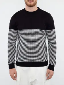 Trendyol Men Colourblocked Round Neck Sweatshirt