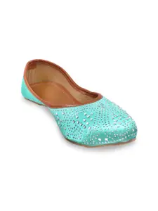 Apratim Women Embellished Pointed Toe Mojaris