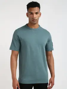Calvin Klein Jeans Men Solid Round Neck Applique T-shirt