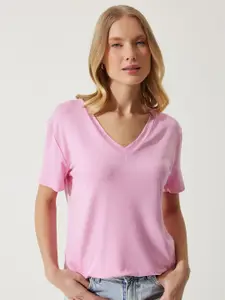 Happiness istanbul Women Solid V-Neck T-Shirt