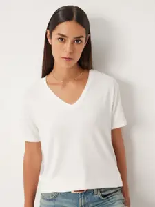 Happiness istanbul Women Solid V-Neck T-Shirt