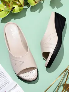 TRASE Solid Wedge Sandals